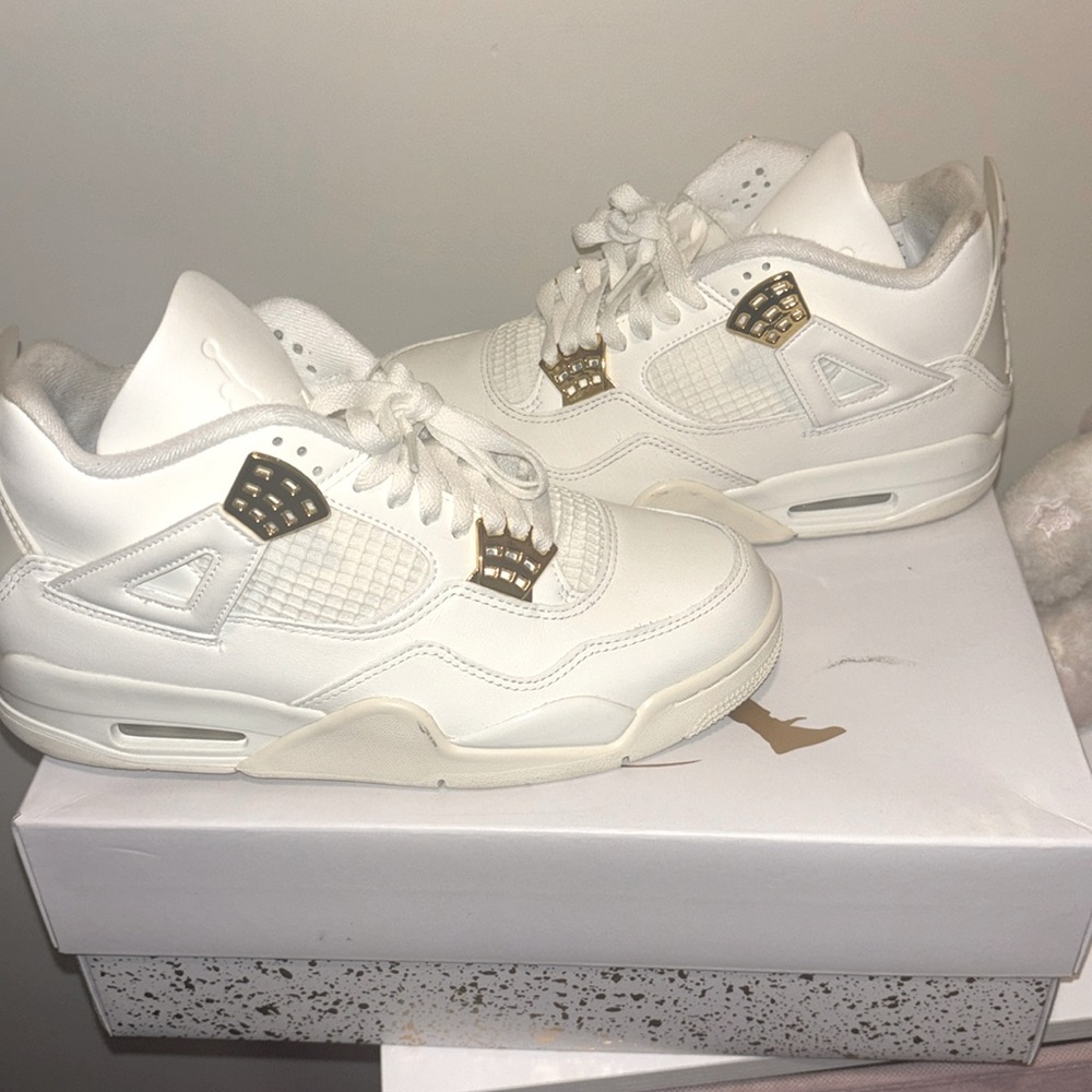 WMNS Jordan 4s white and gold SIZE 8.5